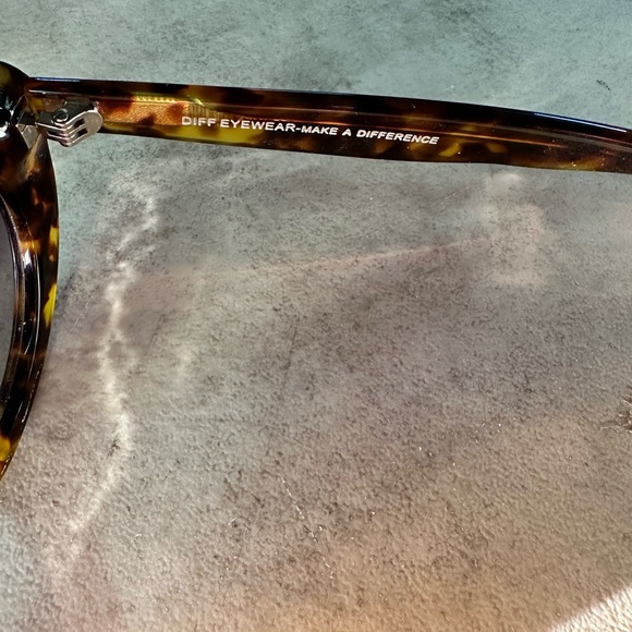 Tortoise Diff Eyewear Sunglasses - Picture 3 of 4